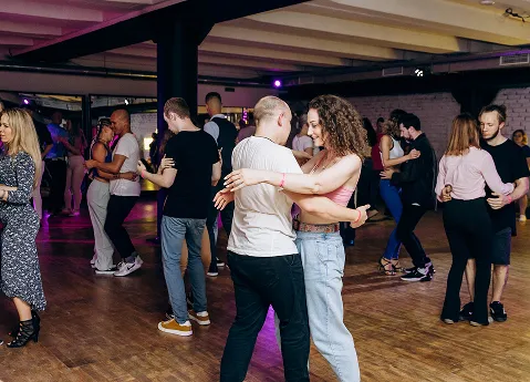 Couples dansant la salsa sur la piste d’une soirée au bar latino