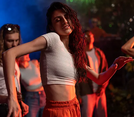 Femme danse salsa soirée ambiance latino festive lumière colorée